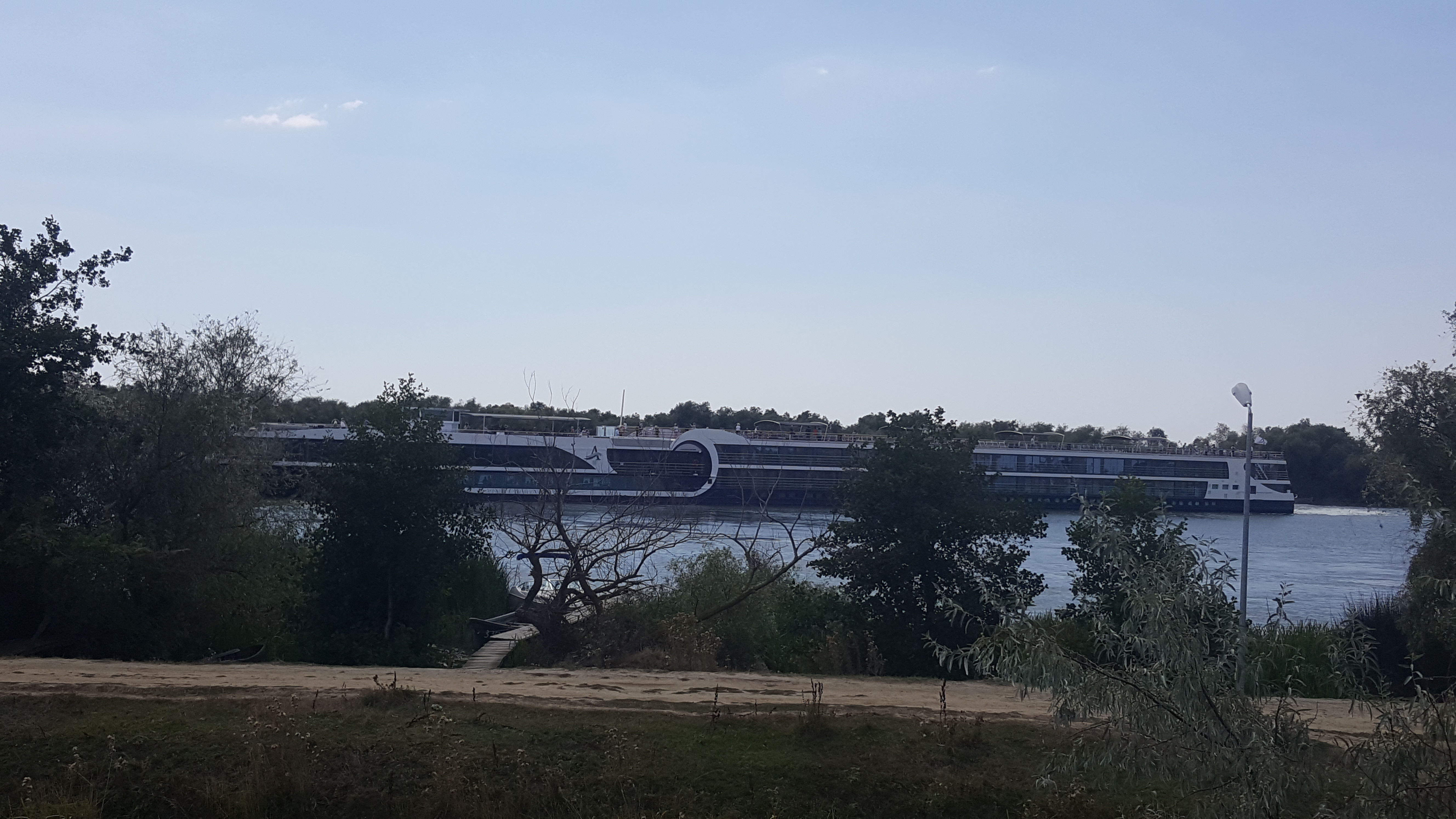 O zi ploioasa si un vas de croaziera pe Dunare